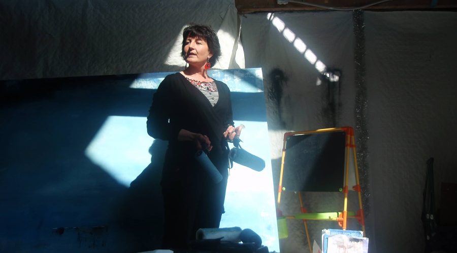 Anne Geffrelot, artiste peintre, dans la lumière de son atelier